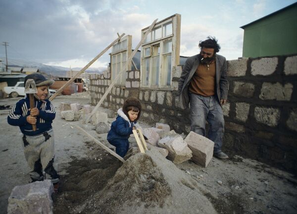 En la URSS no había desempleo. Los ciudadanos del país confiaban en el futuro. Los ciudadanos que necesitaban vivienda en la URSS la recibían gratuitamente.En la foto: construcción de nuevas casas tras un terremoto en el norte de Armenia, 1988. - Sputnik Mundo