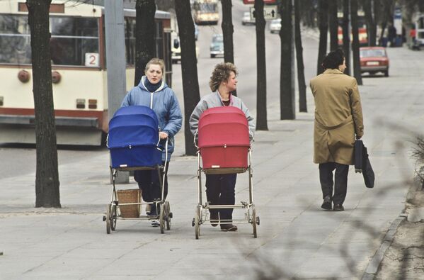 Los ciudadanos soviéticos gozaban de amplios derechos sociales garantizados por la Constitución, incluido el derecho a la educación y la sanidad gratuitas.En la foto: una calle de una ciudad de la RSS de Lituania, 1990. - Sputnik Mundo