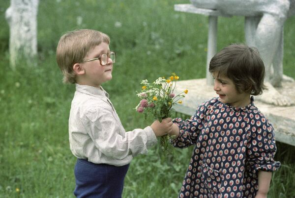 La Unión Soviética contaba con aliados en los países del Pacto de Varsovia y con socios económicos en el Consejo de Ayuda Mutua Económica (CAME).En la foto: niños de un orfanato en un pueblo de la RSS de Georgia, 1988. - Sputnik Mundo