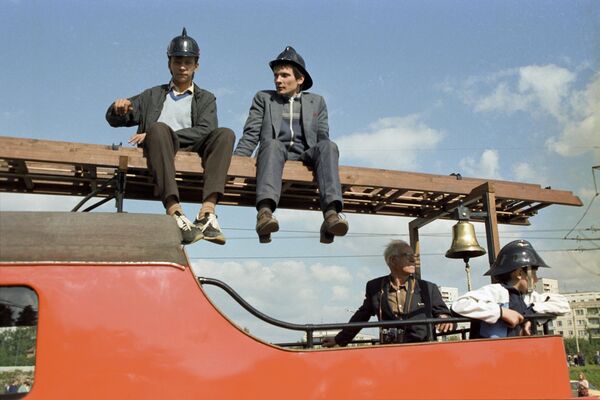 La Unión Soviética era el Estado más grande y poderoso del planeta. Su economía era la segunda del mundo después de la de EEUU. Sus Fuerzas Armadas estaban entre las más fuertes del mundo y poseían enormes arsenales de armas nucleares y químicas. Su política exterior estaba orientada exclusivamente a la cooperación pacífica con otros países.En la foto: participantes en un rali internacional de coches y motos de época en la RSS de Letonia, 1989. - Sputnik Mundo