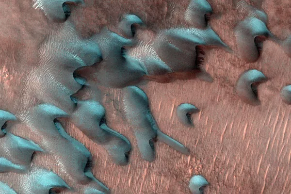 La cámara HiRISE a bordo de la sonda Mars Reconnaissance Orbiter de la NASA tomó esta imagen de la superficie de Marte al norte del ecuador dos días después del solsticio de invierno, cuando el Sol estaba solo unos grados por encima del horizonte. La cámara HiRISE a bordo de la sonda Mars Reconnaissance Orbiter de la NASA tomó esta imagen de la superficie de Marte al norte del ecuador dos días después del solsticio de invierno, cuando el Sol estaba solo unos grados por encima del horizonte. - Sputnik Mundo