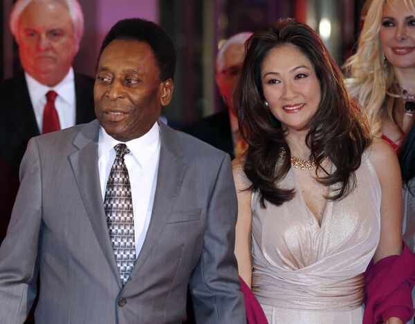 Pelé también se hizo un nombre en la política: se convirtió en embajador de Buena Voluntad de la UNESCO en 1994 y en ministro de Deportes de Brasil en 1995.En la foto: Pelé y su esposa en la ceremonia de los Pies de Oro en Mónaco, 2012. - Sputnik Mundo