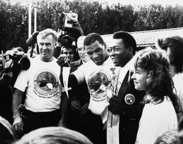 A partir de los siete años, Pelé jugó en el equipo infantil de Bauru, Séptimo de Septiembre (llamado así por el Día de la Independencia de Brasil), y trabajó como limpiabotas a tiempo parcial. Desde los 13 años jugó en el equipo juvenil del club de Bauru, Bachinho.En la foto: Pelé junto al jugador de hockey sueco Sven Tumba-Johansson y el boxeador estadounidense Mike Tyson en la colocación del primer campo de golf de la URSS, 1988. - Sputnik Mundo