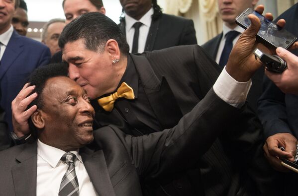 En 2014, el entonces presidente de la FIFA, Joseph Blatter, entregó a Pelé el Balón de Oro honorífico. En 2014 se inauguró el Museo de Pelé en Santos, Sao Paulo.En la foto: Pelé y Diego Maradona durante una reunión con el presidente ruso Vladímir Putin en Moscú, 2017. - Sputnik Mundo