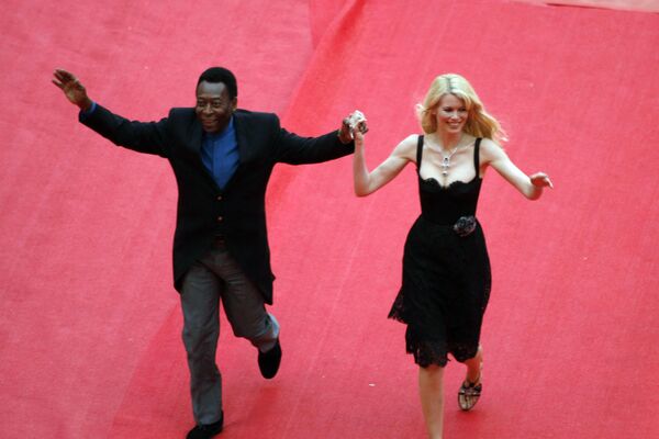 Después de su carrera, el atleta participó en varias películas y series de televisión, y también participó en la caridad.En la foto: Pelé y la supermodelo alemana Claudia Schiffer asisten a las celebraciones de la Copa del Mundo de 2006 en el estadio de Múnich (Alemania). - Sputnik Mundo