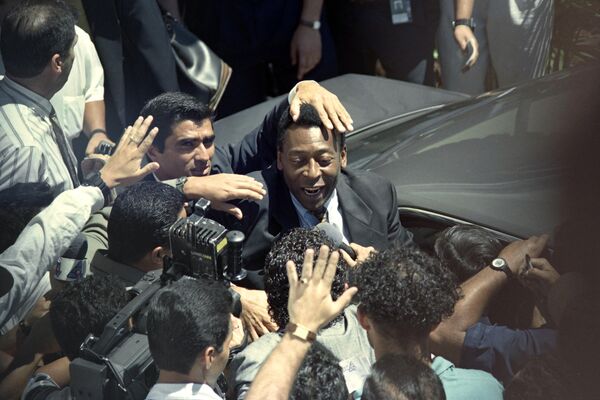 El presidente Jair Bolsonaro declara tres días de luto en Brasil por la muerte de Pelé.En la foto: Pelé en el aeropuerto internacional de Costa Rica, 1997. - Sputnik Mundo