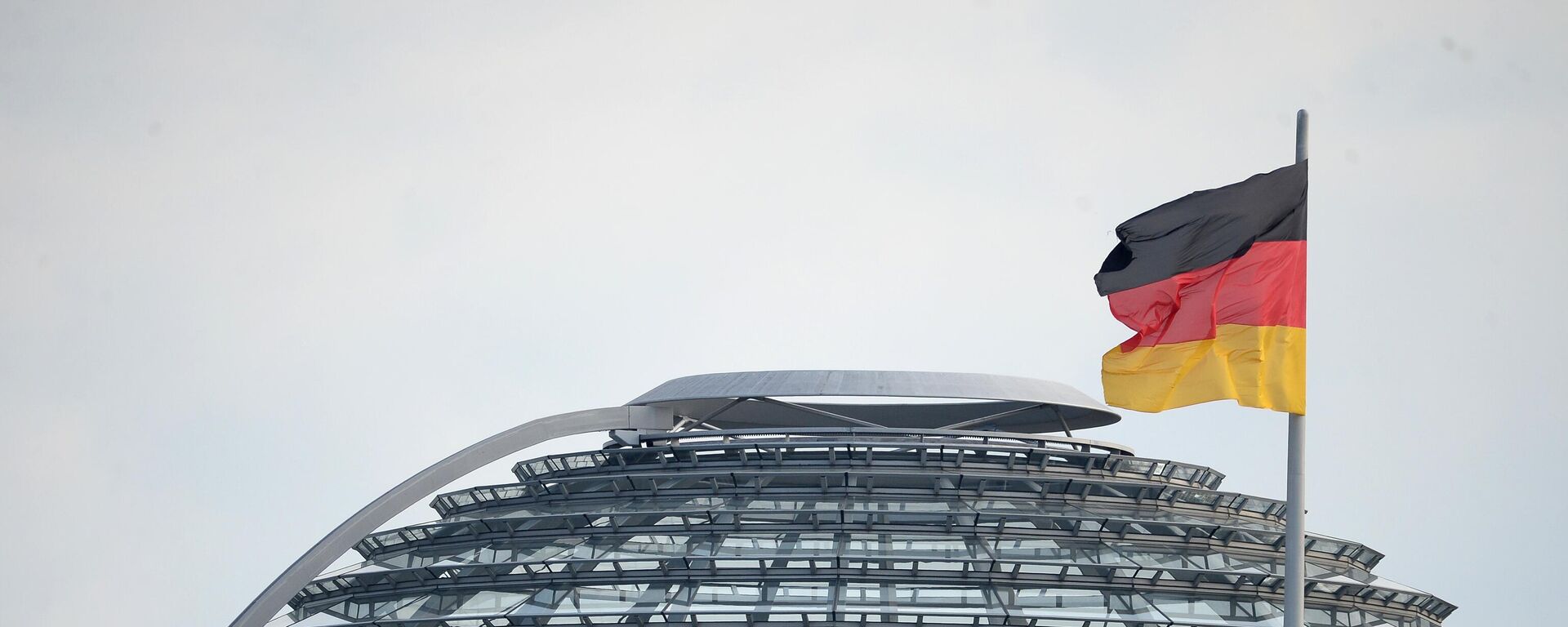 Bandera de Alemania junto a la cúpula del Bundestag de Berlín  - Sputnik Mundo, 1920, 13.01.2024