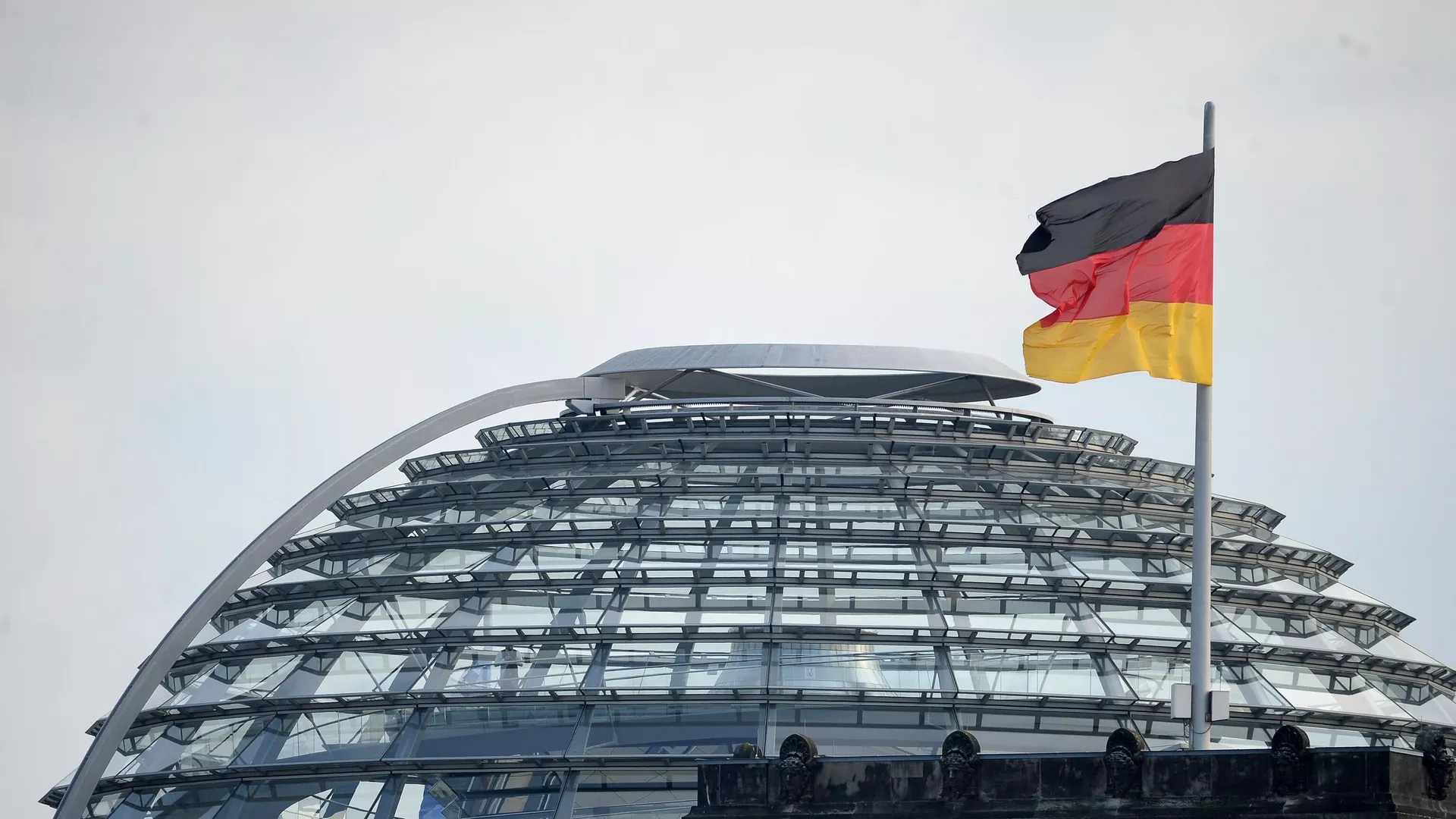 Bandera de Alemania junto a la cúpula del Bundestag de Berlín  - Sputnik Mundo, 1920, 29.11.2024