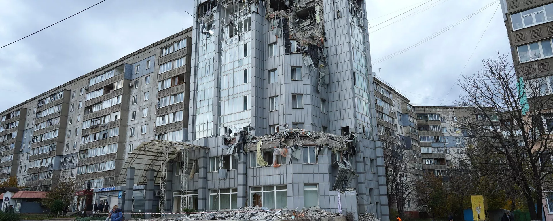 Edificio dañado por bombardeos Himars en Lugansk Edificio dañado por bombardeos Himars en Lugansk - Sputnik Mundo, 1920, 28.05.2023