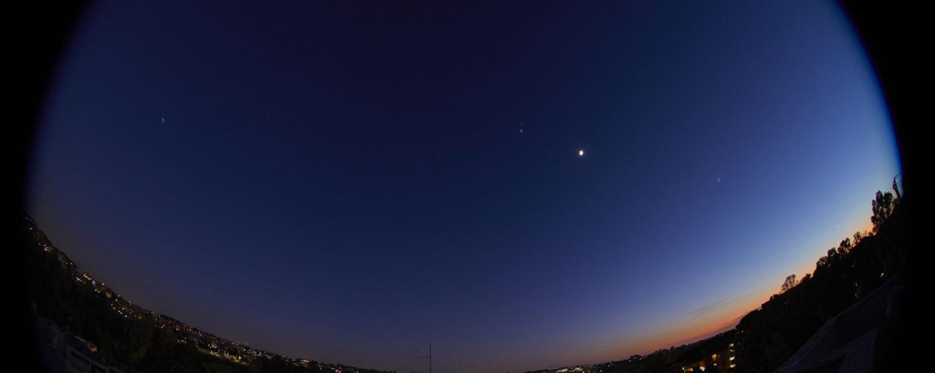 Cinco planetas captados a simple vista con un ojo de pez, además de la Luna - Sputnik Mundo, 1920, 31.12.2022