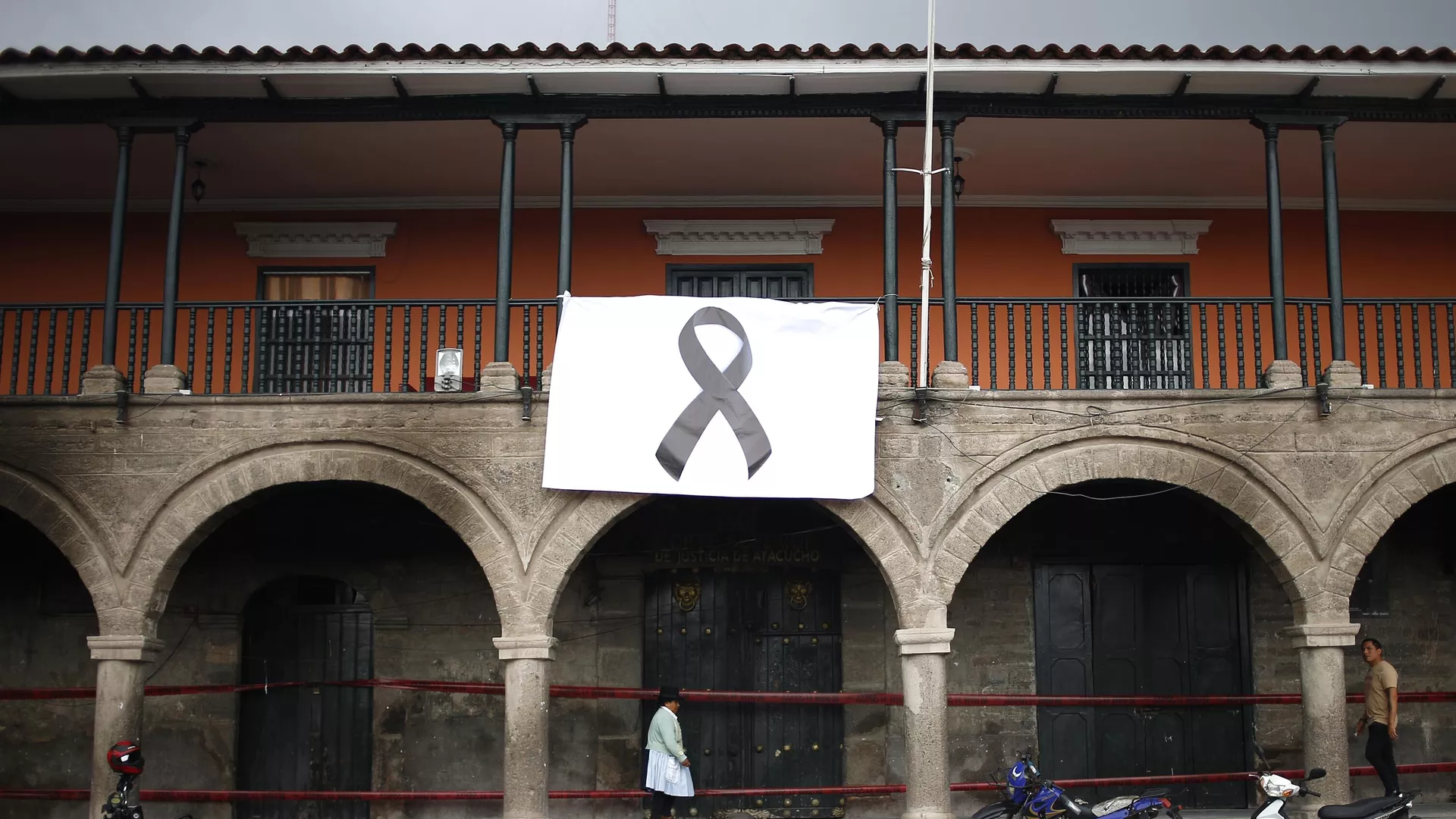 Gran lazo negro exhibido como símbolo de las personas asesinadas durante las protestas contra Dina Boluarte.