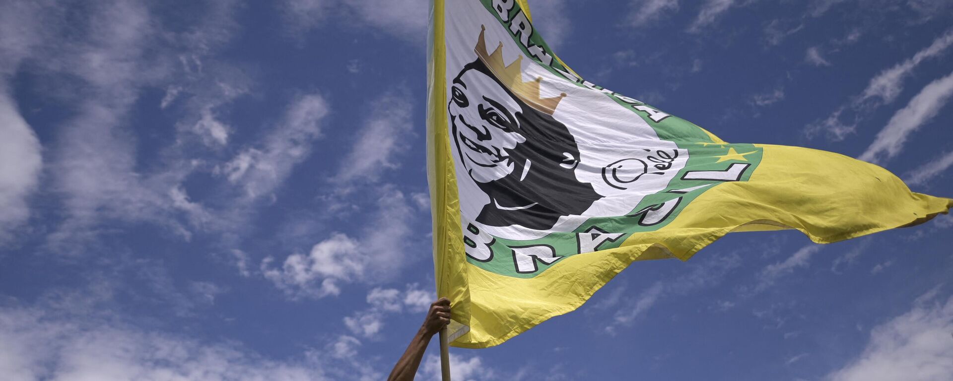 Una bandera con Pelé, exfutbolista brasileño - Sputnik Mundo, 1920, 02.01.2023