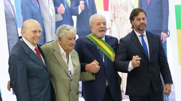 El presidente Luiz Inácio Lula da Silva, el presidente de Uruguay Luis Alberto Lacalle Pou, el ex presidente de Uruguay José 'Pepe' Mujica y el ex presidente uruguayo Julio María Sanguinetti. - Sputnik Mundo