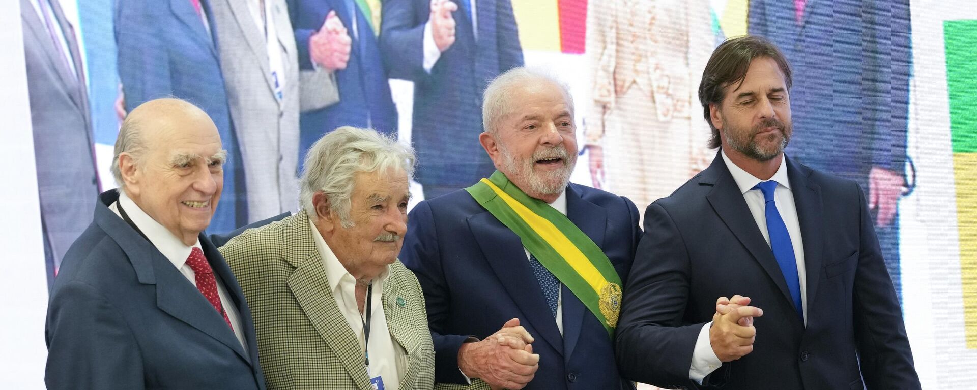 El presidente Luiz Inácio Lula da Silva, el presidente de Uruguay Luis Alberto Lacalle Pou, el expresidente de Uruguay José 'Pepe' Mujica y el expresidente uruguayo Julio María Sanguinetti. - Sputnik Mundo, 1920, 29.04.2024