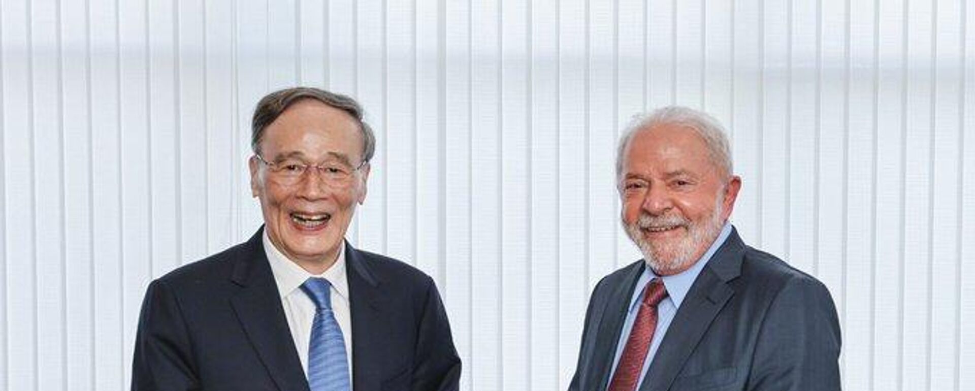 El presidente de Brasil, Luiz Inácio Lula da Silva, con el vicepresidente de China, Wang Qishan. - Sputnik Mundo, 1920, 03.01.2023