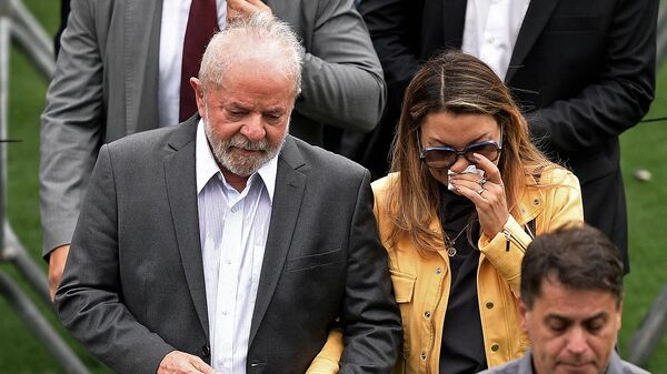 El presidente de Brasil, Luiz Inácio Lula da Silva y su esposa Rosangela da Silva, asisten al velatorio de la leyenda del fútbol brasileño Pelé en el estadio Urbano Caldeira de Santos, estado de Sao Paulo, Brasil, el 3 de enero de 2023.  - Sputnik Mundo