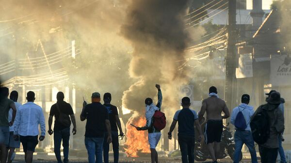 Manifestantes chocan con la Policía antidisturbios en los alrededores del Departamento de Policía de Santa Cruz, el 30 de diciembre de 2022.  - Sputnik Mundo