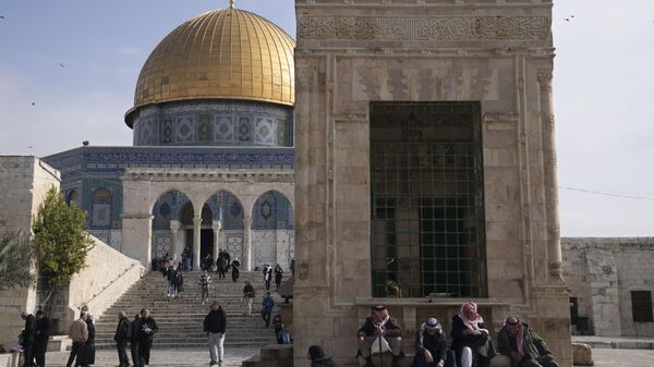 Palestinos descansan en los escalones del recinto de la mezquita de Al-Aqsa, en la Ciudad Vieja de Jerusalén, el martes 3 de enero de 2023.  - Sputnik Mundo