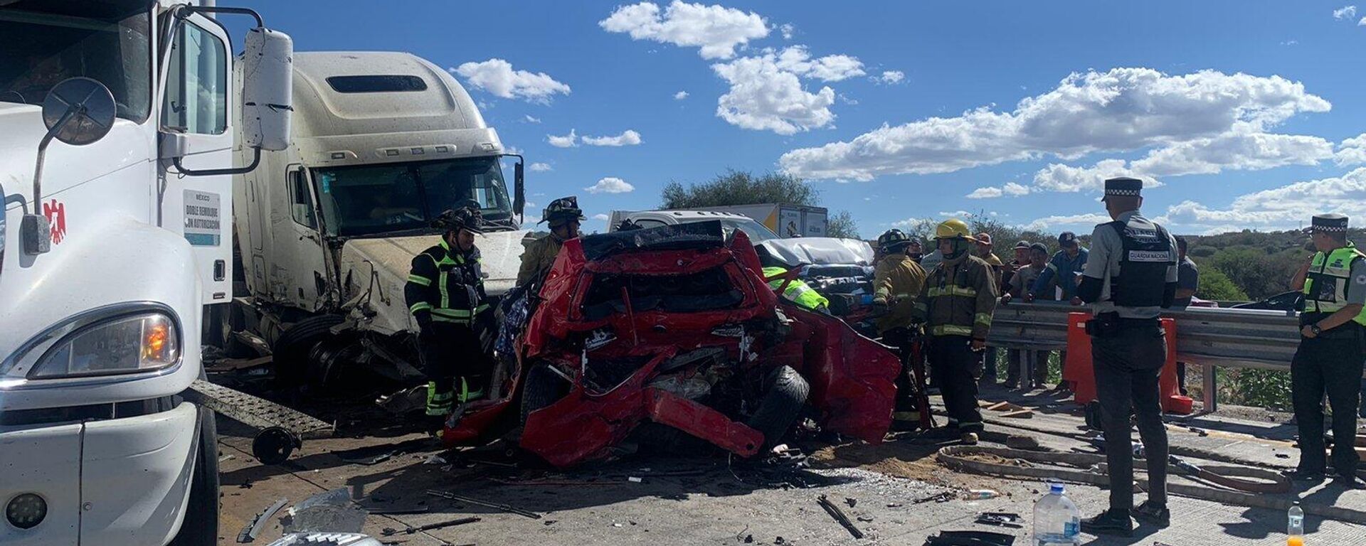 Un accidente en una carretera federal mexicana, en el estado de Querétaro - Sputnik Mundo, 1920, 21.06.2023