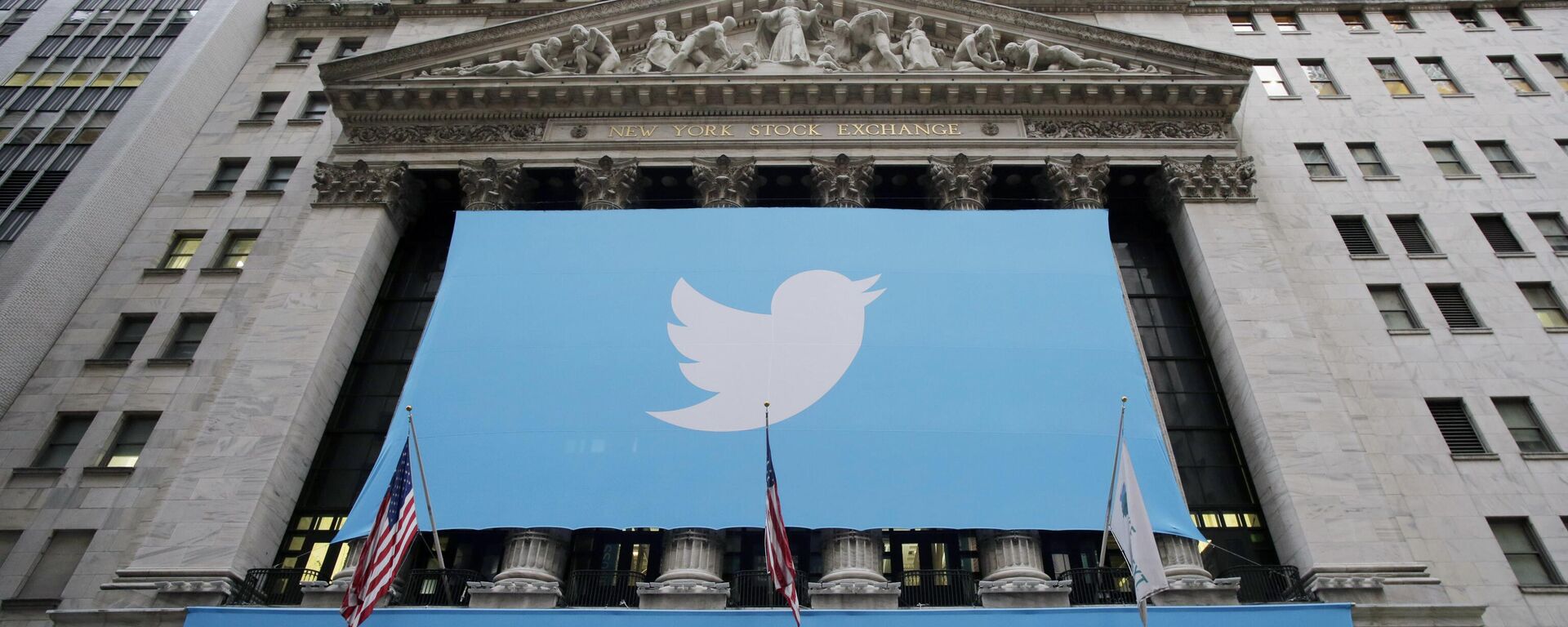 Una pancarta con el logo de Twitter cuelga de la fachada de la Bolsa de Nueva York  - Sputnik Mundo, 1920, 04.01.2023