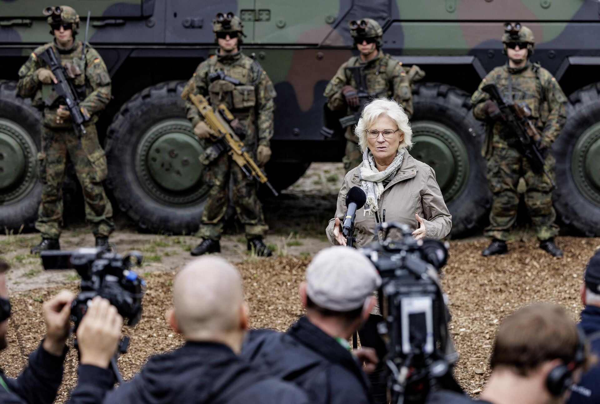 La ministra alemana de Defensa, Christine Lambrecht, durante una conferencia en Munster, Alemania, en julio de 2022 - Sputnik Mundo, 1920, 13.01.2023