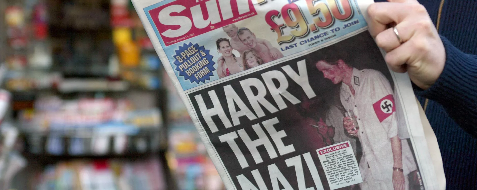 Un hombre lee, el 13 de enero de 2005 en París, el tabloide británico The Sun en el que aparece Harry, de 20 años, vestido con una esvástica, emblema del partido nazi alemán. Un hombre lee, el 13 de enero de 2005 en París, el tabloide británico The Sun en el que aparece Harry, de 20 años, vestido con una esvástica, emblema del partido nazi alemán. - Sputnik Mundo, 1920, 06.01.2023