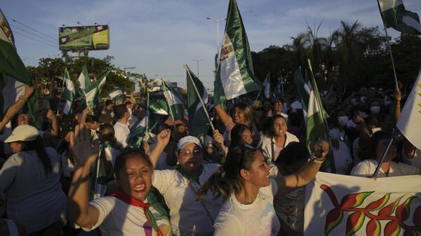 Los partidarios del gobernador cruceño Luis Fernando Camacho, acusado de organizar el golpe de 2019 en Bolivia - Sputnik Mundo