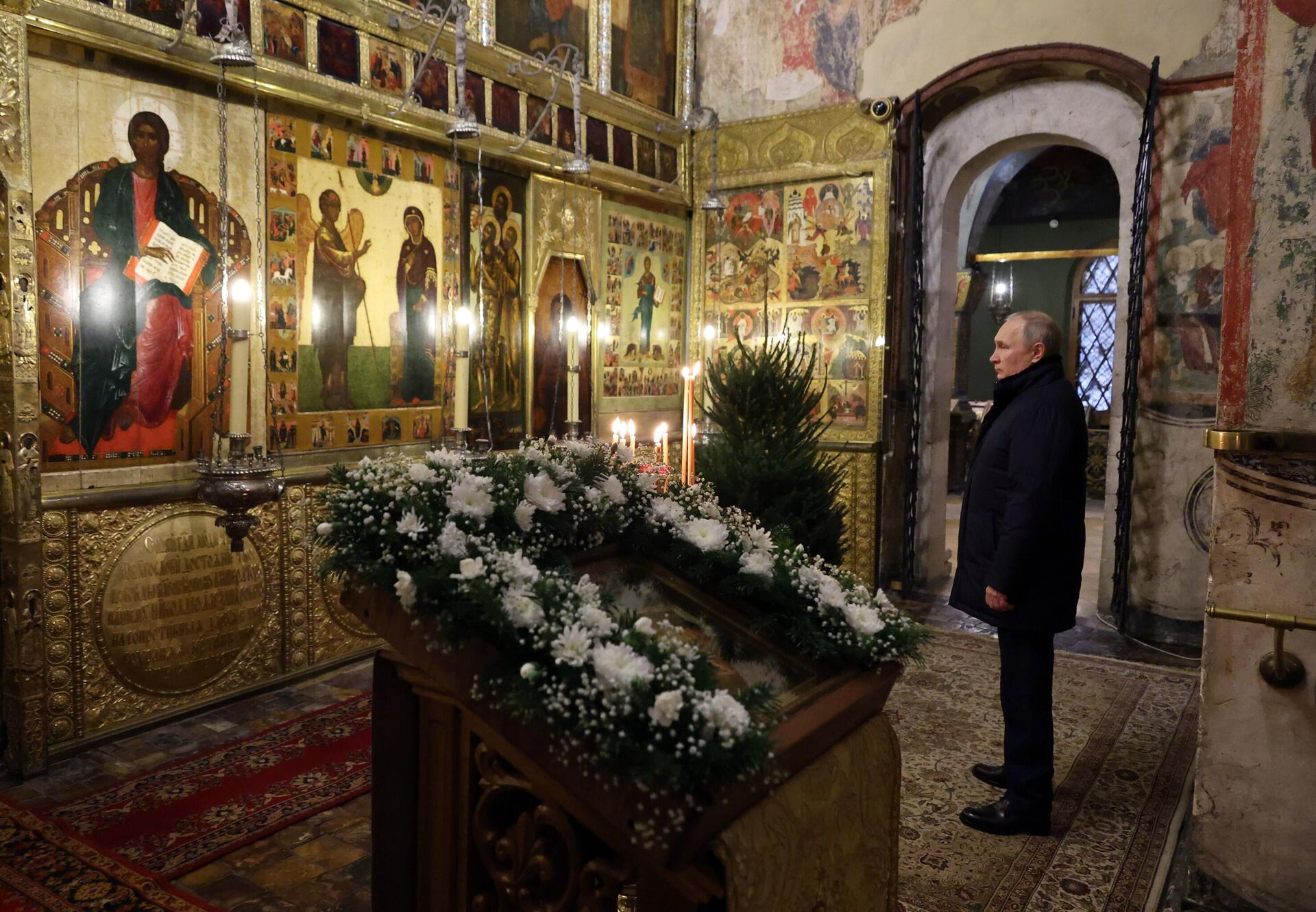 El presidente ruso, Vladímir Putin, durante las celebraciones de la Navidad ortodoxa en Moscú - Sputnik Mundo, 1920, 07.01.2023