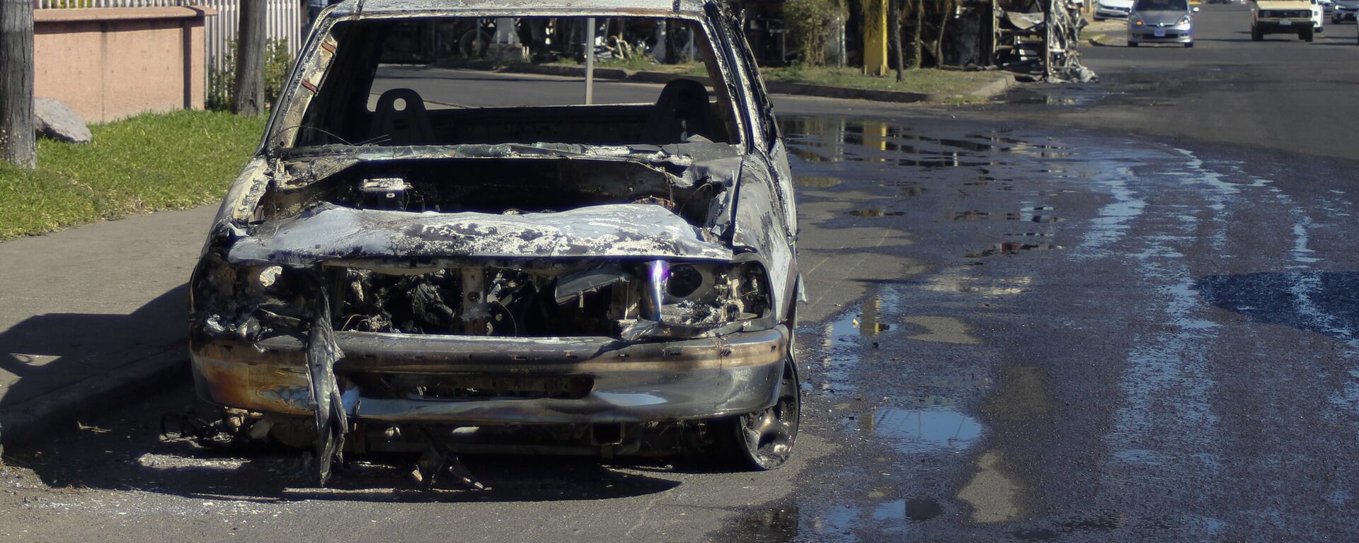 Un coche quemado en Culiacán, Sinaloa, durante los disturbios tras la detención de Ovidio Guzmán - Sputnik Mundo, 1920, 07.01.2023