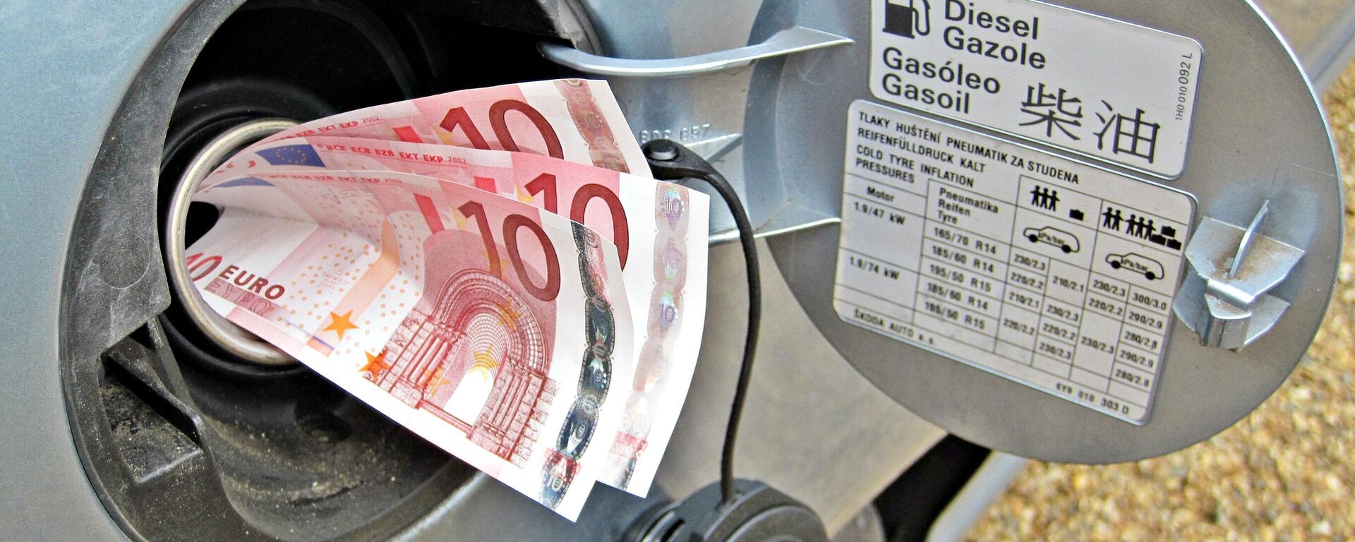 Euros en un depósito de gasolina - Sputnik Mundo, 1920, 09.01.2023