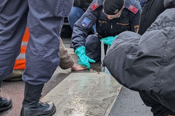 Activistas ecológicos se pegan al asfalto en Viena para crear zonas peatonales - Sputnik Mundo