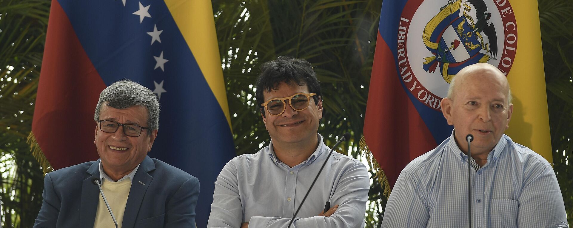 Pablo Beltrán (a la izquierda), en representación del Ejército de Liberación Nacional (ELN), Iván Danilo Rueda, Alto Comisionado para la Paz en nombre del gobierno colombiano (en el centro), y Otty Pantino, de la delegación gubernamental colombiana. - Sputnik Mundo, 1920, 20.02.2023