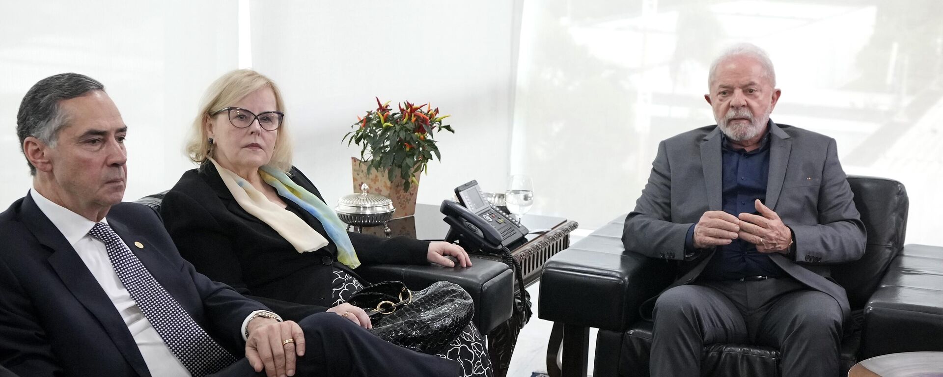 El presidente brasileño, Luiz Inácio Lula da Silva, y los titulares del Congreso y de la Corte Suprema de Brasil El presidente brasileño, Luiz Inácio Lula da Silva, y los titulares del Congreso y de la Corte Suprema de Brasil - Sputnik Mundo, 1920, 09.01.2023