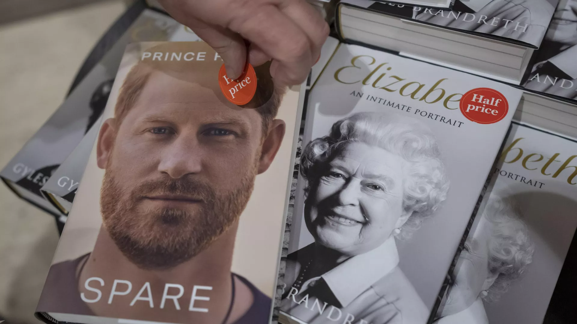 Libro del príncipe Harry titulado 'En la sombra' junto a los ejemplares del libro dedicado a la Reina Isabel II Libro del príncipe Harry titulado 'En la sombra' junto a los ejemplares del libro dedicado a la Reina Isabel II - Sputnik Mundo, 1920, 10.01.2023