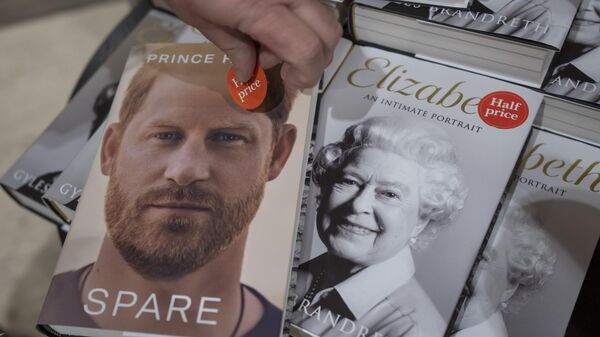 Libro del príncipe Harry titulado 'En la sombra' junto a los ejemplares del libro dedicado a la Reina Isabel II - Sputnik Mundo