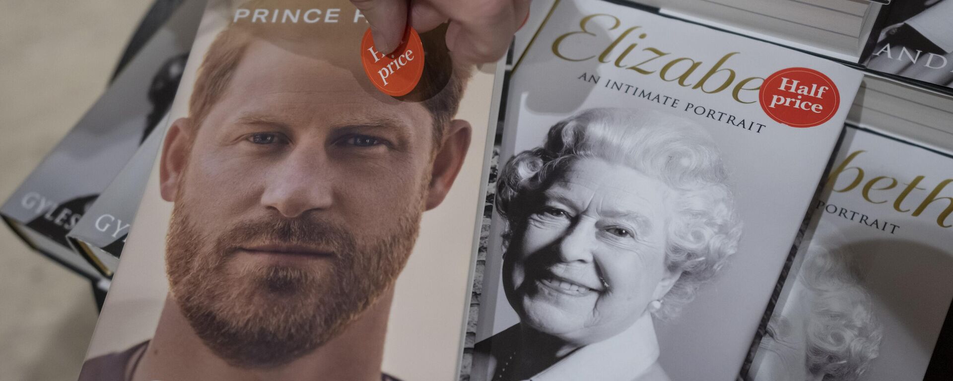 Libro del príncipe Harry titulado 'En la sombra' junto a los ejemplares del libro dedicado a la Reina Isabel II - Sputnik Mundo, 1920, 10.01.2023