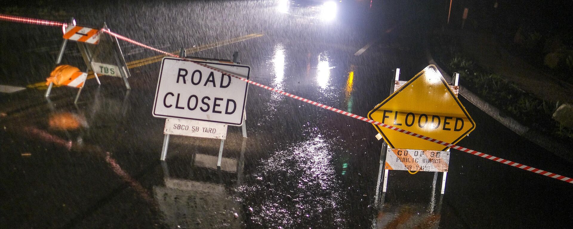 La inundación y una carretera cerrada al tráfico en Montecito - Sputnik Mundo, 1920, 22.05.2024