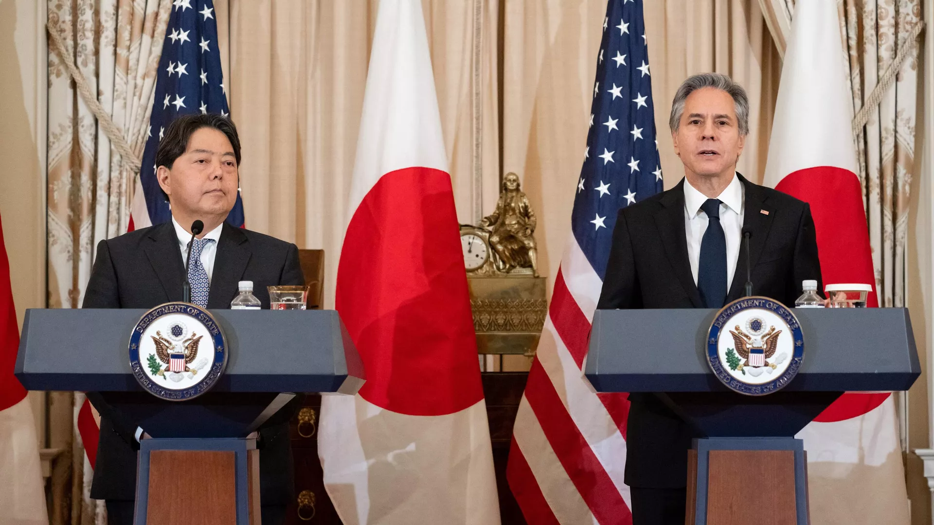 El ministro de Asuntos Exteriores de Japón, Yoshimasa Hayashi, y el secretario de Estado de EEUU, Antony Blinken, en Washington DC, el 11 de enero de 2023 El ministro de Asuntos Exteriores de Japón, Yoshimasa Hayashi, y el secretario de Estado de EEUU, Antony Blinken, en Washington DC, el 11 de enero de 2023 - Sputnik Mundo, 1920, 12.01.2023