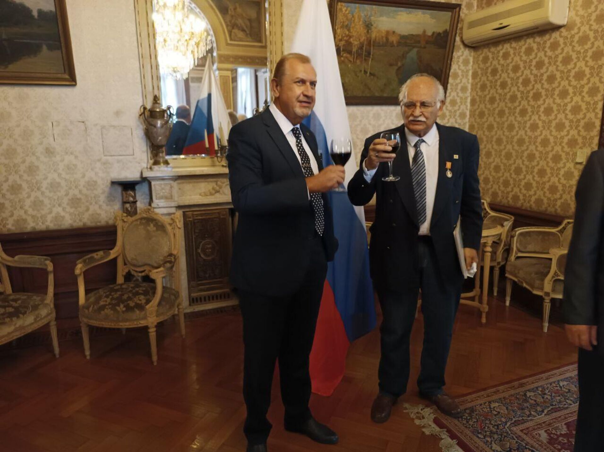 Andréi Budáev, embajador de Rusia en Uruguay, y Raúl Rodríguez Da Silva, dramaturgo uruguayo - Sputnik Mundo, 1920, 14.01.2023