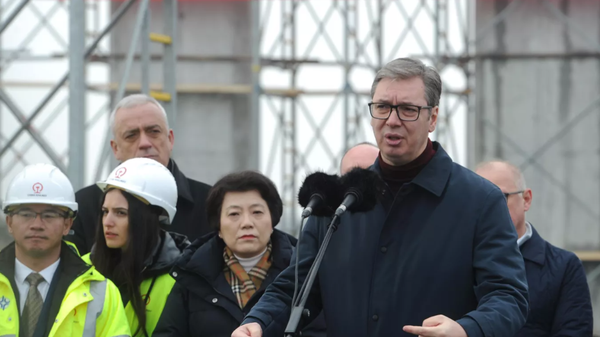 Aleksandar Vucic, presidente de Serbia, durante una gira por el sitio de construcción del ferrocarril Novi Sad-Subotica, el 14 de enero del 2023 - Sputnik Mundo