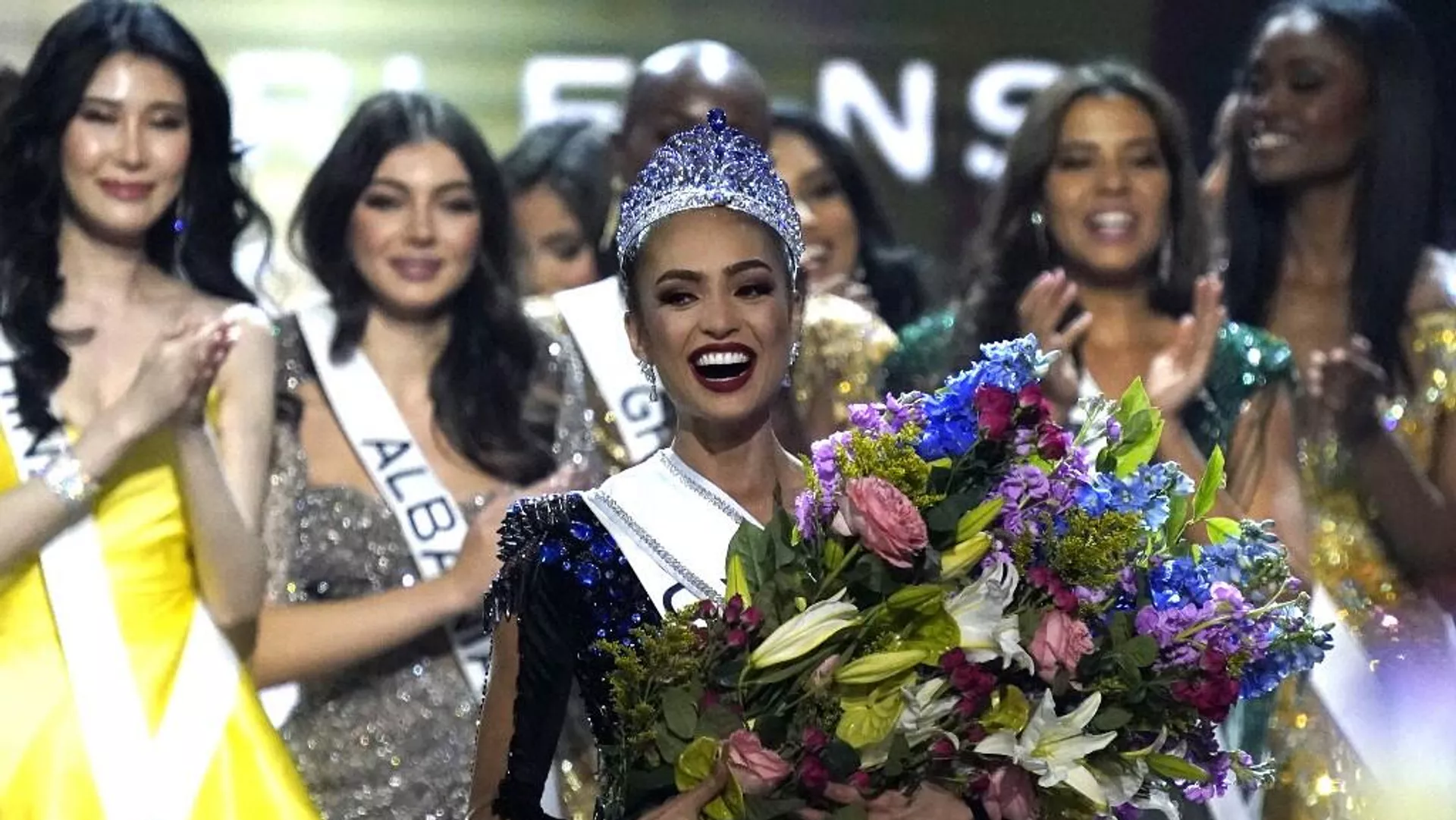 R'Bonney Gabriel, representante de EEUU de 28 años, ganó el certamen Miss Universo 2022 R'Bonney Gabriel, representante de EEUU de 28 años, ganó el certamen Miss Universo 2022 - Sputnik Mundo, 1920, 15.01.2023