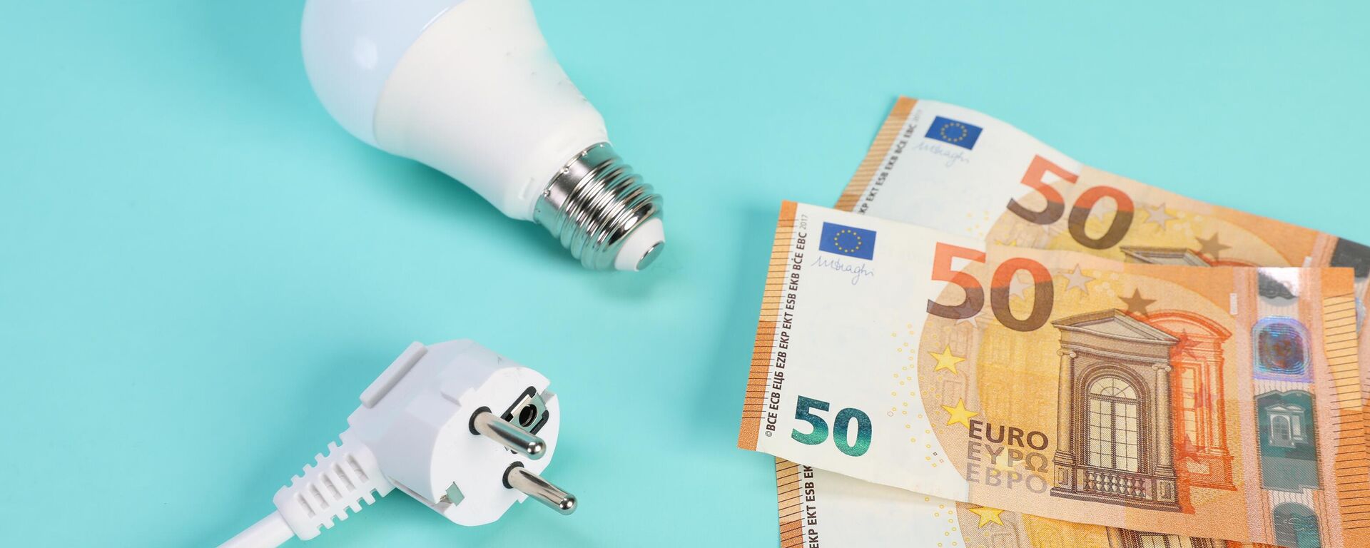 Euros junto a una bombilla y enchufe - Sputnik Mundo, 1920, 16.01.2023