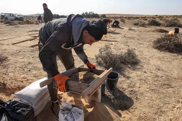 El campamento prehistórico fue encontrado durante las excavaciones realizadas cerca del asentamiento de Be'er Milka, en el sur de Israel. Además de huevos de avestruz, los arqueólogos encontraron piedras quemadas, herramientas de sílex y piedra, así como fragmentos de cerámica. Pero no encontraron huesos de avestruz. Los antiguos nómadas probablemente no intentaban cazarlos, sino que se contentaban con recoger sus gigantescos huevos. El campamento prehistórico fue encontrado durante las excavaciones realizadas cerca del asentamiento de Be'er Milka, en el sur de Israel. Además de huevos de avestruz, los arqueólogos encontraron piedras quemadas, herramientas de sílex y piedra, así como fragmentos de cerámica. Pero no encontraron huesos de avestruz. Los antiguos nómadas probablemente no intentaban cazarlos, sino que se contentaban con recoger sus gigantescos huevos. - Sputnik Mundo
