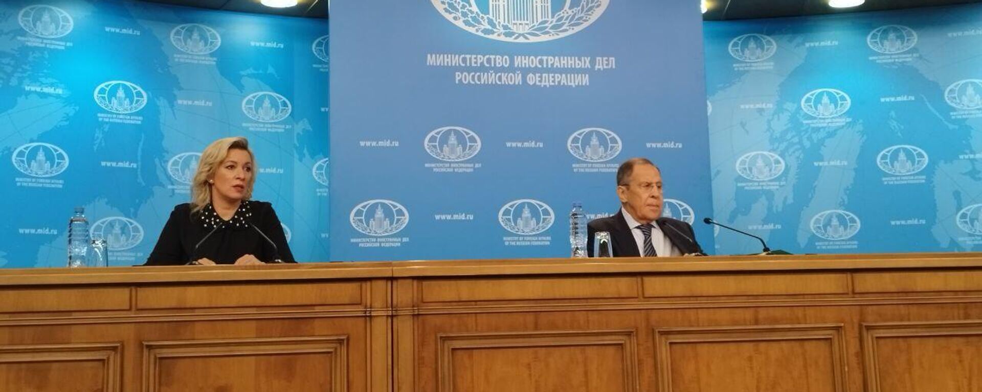 La portavoz de la Cancillería rusa, María Zajárova, y el ministro ruso de Asuntos Exteriores, Serguéi Lavrov, durante una rueda de prensa - Sputnik Mundo, 1920, 18.01.2023