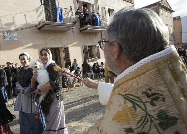 San Antonio vivió en Egipto en los siglos III-IV. Nacido en el seno de una familia rica y noble, se distinguió desde niño por su excepcional piedad. Tras la muerte de sus padres, a los 20 años se retiró al desierto, donde vivió el resto de su vida cultivando pequeños campos y cuidando animales enfermos, incluidas aves rapaces. Se le considera el fundador del monacato eremítico.En la foto: un sacerdote bendice un perro en el Día de San Antonio en Muro (Mallorca, España). - Sputnik Mundo