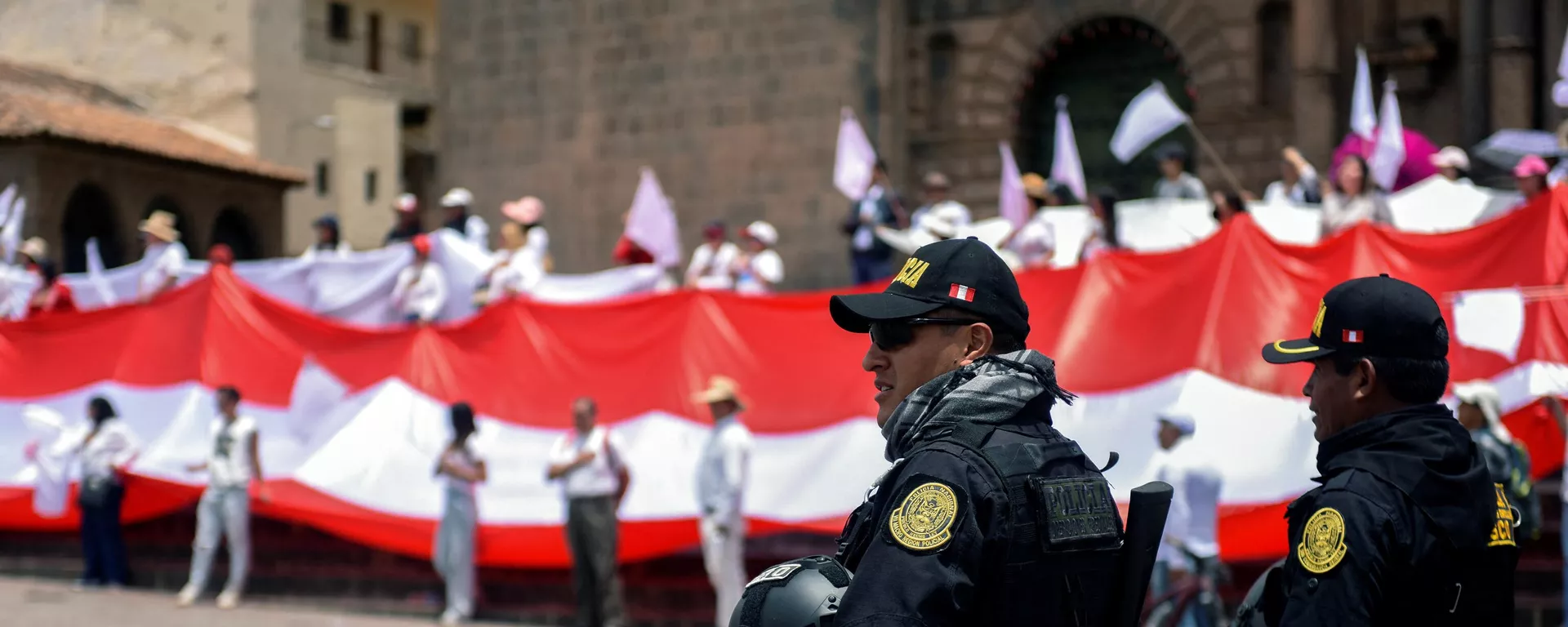 La policía antidisturbios monta guardia en la Plaza de Armas de Cusco, Perú, durante una manifestación por la paz en memoria de las 42 personas que murieron en las recientes protestas La policía antidisturbios monta guardia en la Plaza de Armas de Cusco, Perú, durante una manifestación por la paz en memoria de las 42 personas que murieron en las recientes protestas - Sputnik Mundo, 1920, 18.01.2023