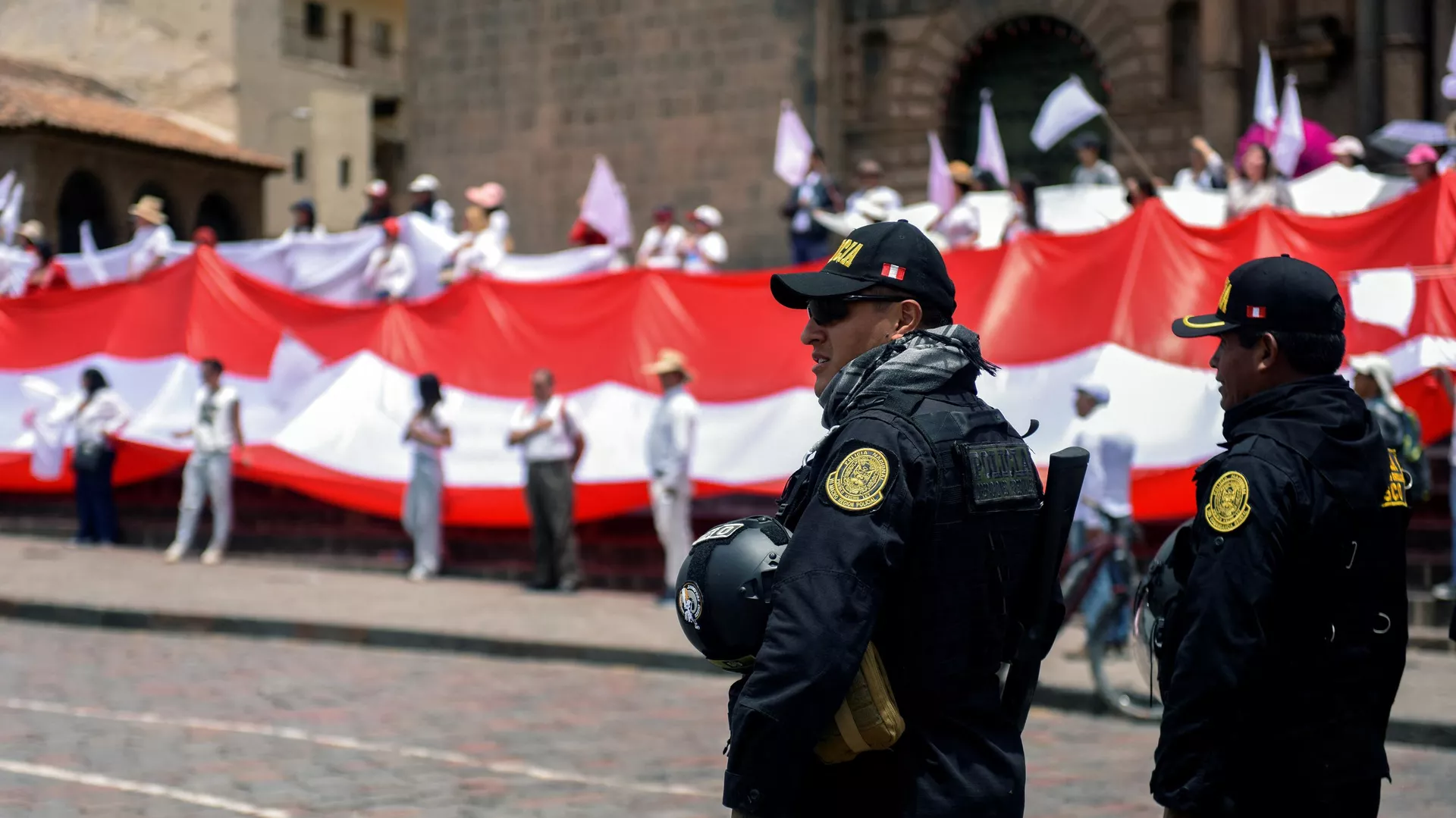 La policía antidisturbios monta guardia en la Plaza de Armas de Cusco, Perú, durante una manifestación por la paz en memoria de las 42 personas que murieron en las recientes protestas