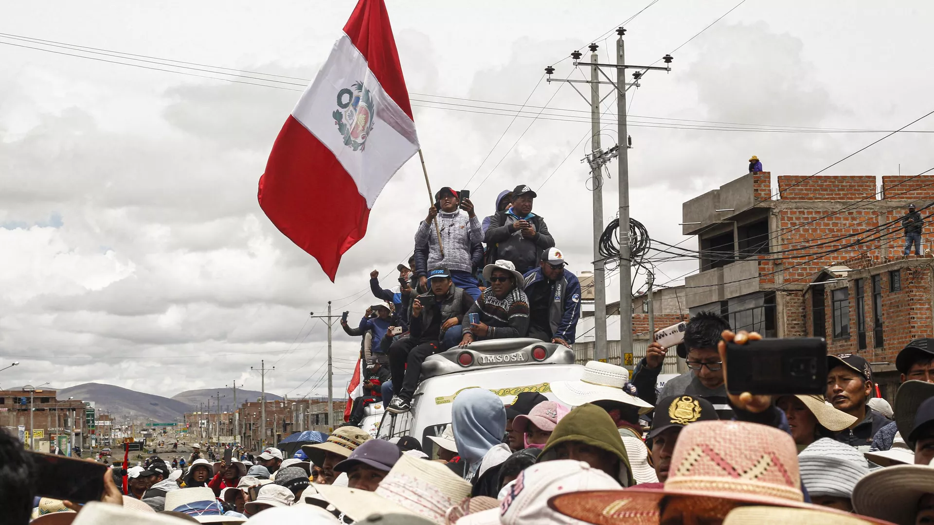 Manifestantes de Puno, rumbo a Lima a protestar contra el Gobierno de Dina Boluarte en Perú Manifestantes de Puno, rumbo a Lima a protestar contra el Gobierno de Dina Boluarte en Perú - Sputnik Mundo, 1920, 19.01.2023