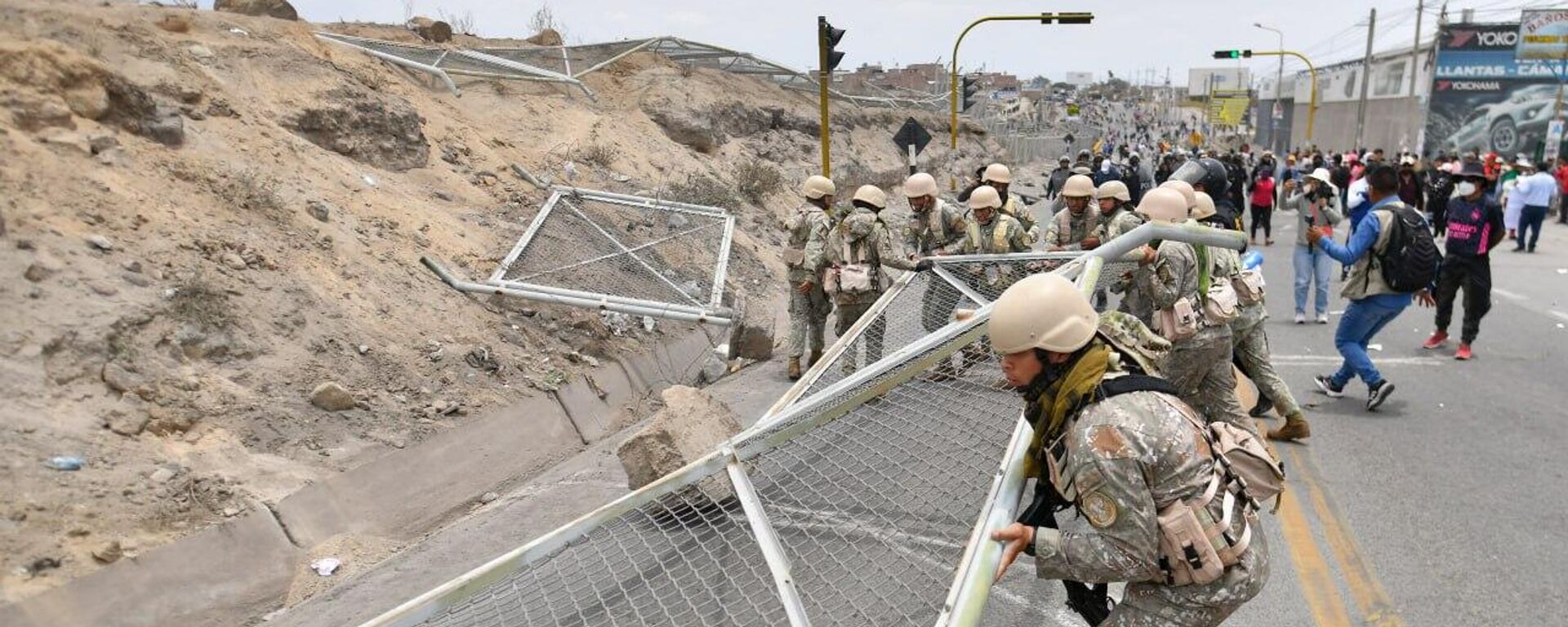 Las Fuerzas de seguridad limpian los escombros dejados por los manifestantes que intentaron tomar el control del aeropuerto de Arequipa el 4 de enero de 2023.  - Sputnik Mundo, 1920, 19.01.2023
