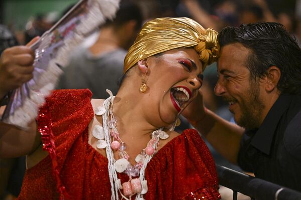 Los lugareños encuentran su carnaval más interesante que el de los brasileños. Este festejo cuenta con referencias a acontecimientos históricos, un desfile de cabezudos, actos humorísticos y mucho más.En la foto: un participante en el desfile inaugural del Carnaval de Llamadas en Montevideo. - Sputnik Mundo